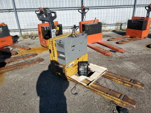 2CL05588 - 2001 CATERPILLAR PALLET PRO YELLOW photo 3