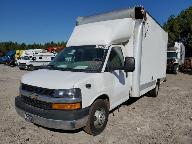 1GB3GSCG6K1254858 - 2019 CHEVROLET EXPRESS G3 WHITE photo 2