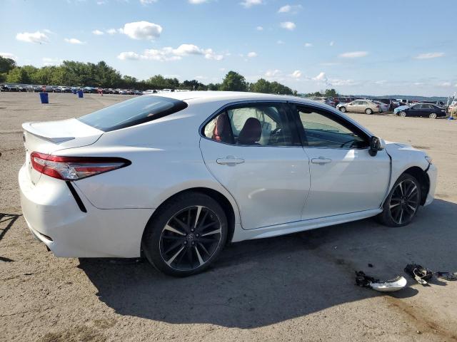 4T1B61HK5JU147293 - 2018 TOYOTA CAMRY XSE WHITE photo 3