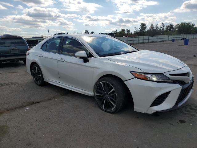 4T1B61HK5JU147293 - 2018 TOYOTA CAMRY XSE WHITE photo 4