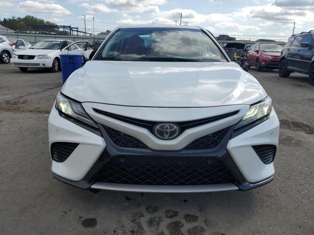 4T1B61HK5JU147293 - 2018 TOYOTA CAMRY XSE WHITE photo 5