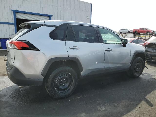 2T3F1RFV5RW436303 - 2024 TOYOTA RAV4 LE SILVER photo 3