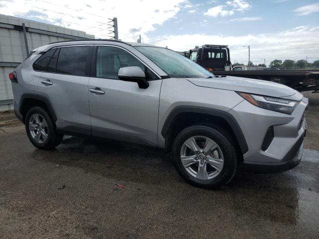 4T3RWRFV0PU094786 - 2023 TOYOTA RAV4 XLE Күміс фото 4