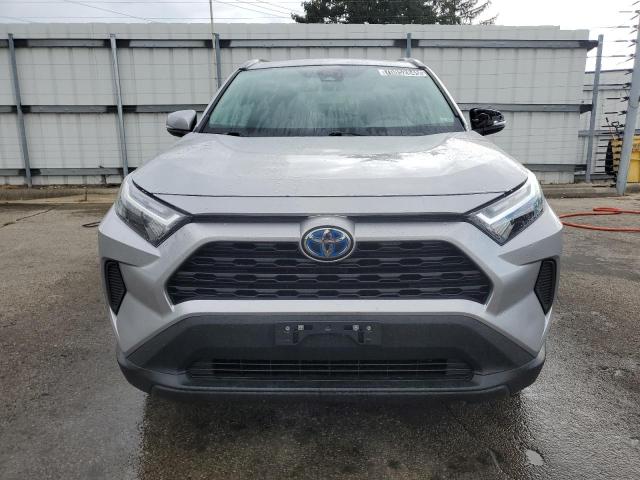 4T3RWRFV0PU094786 - 2023 TOYOTA RAV4 XLE Күміс фото 5