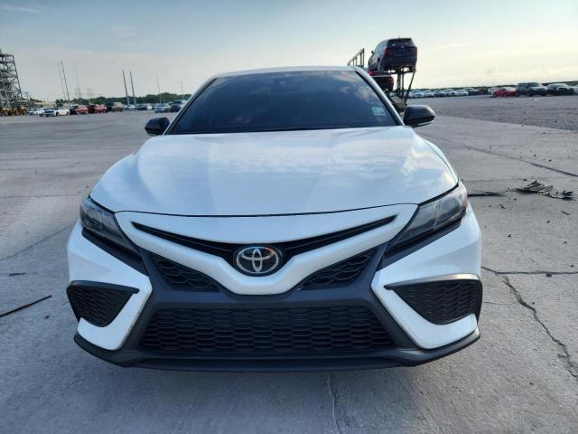 4T1G11AK7NU008674 - 2022 TOYOTA CAMRY SE WHITE photo 5