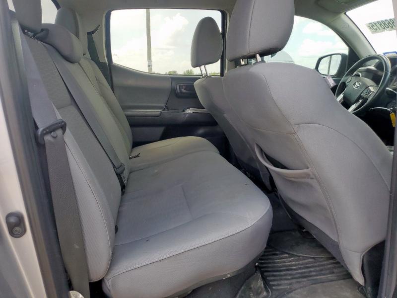 5TFAZ5CNXJX063520 - 2018 TOYOTA TACOMA DOUBLE CAB SILVER photo 10