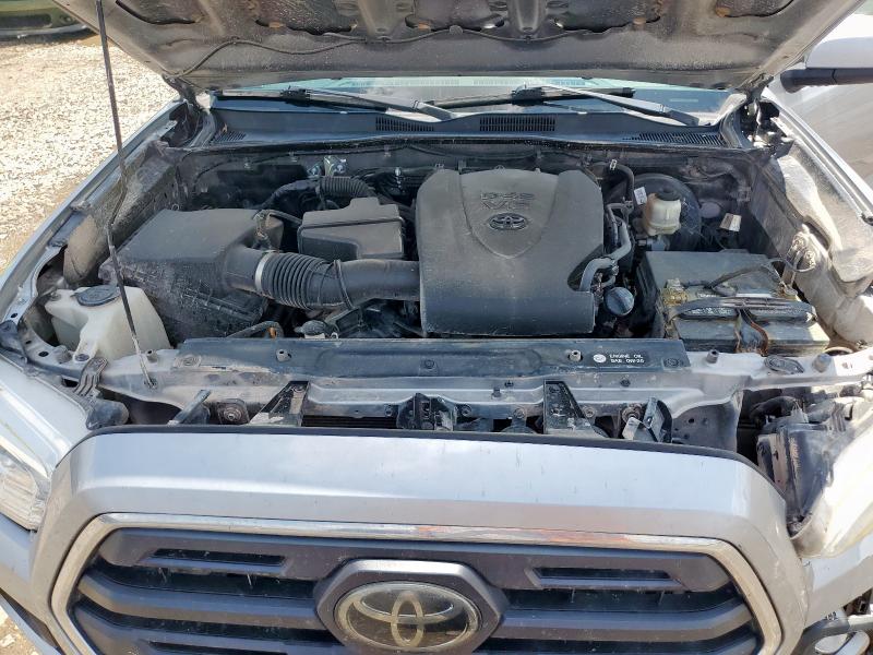 5TFAZ5CNXJX063520 - 2018 TOYOTA TACOMA DOUBLE CAB SILVER photo 11