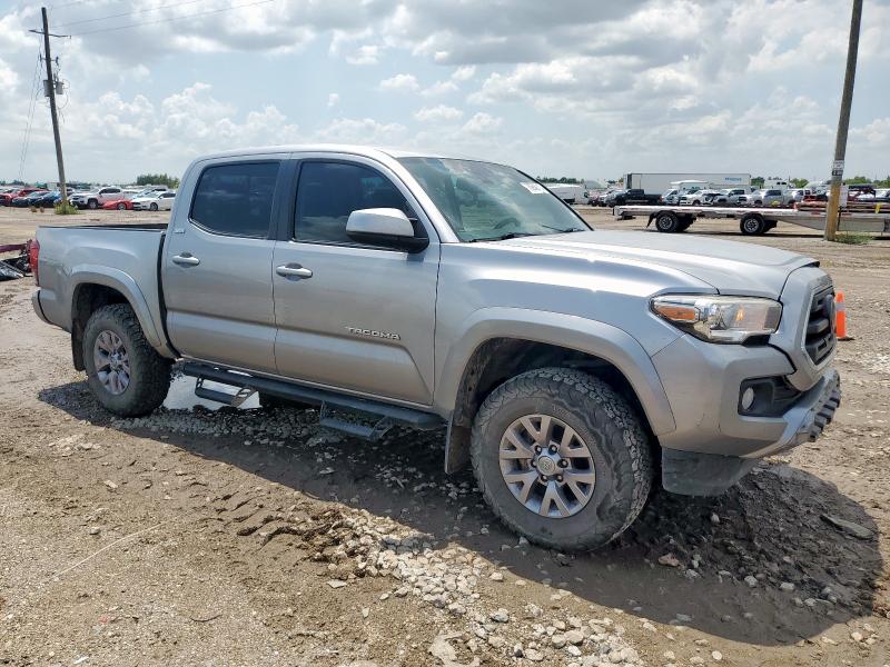 5TFAZ5CNXJX063520 - 2018 TOYOTA TACOMA DOUBLE CAB SILVER photo 4
