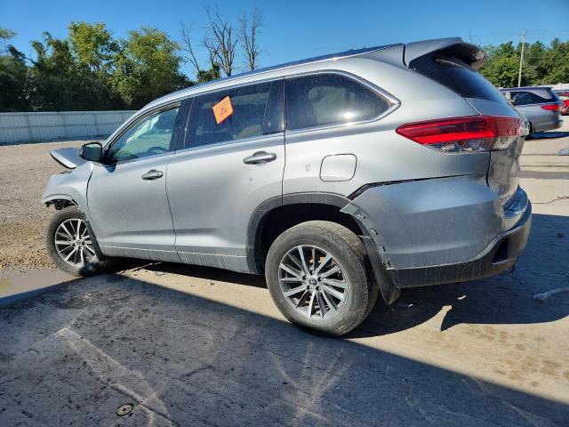 5TDJZRFH8JS895196 - 2018 TOYOTA HIGHLANDER SE ვერცხლისფერი ფოტო 2