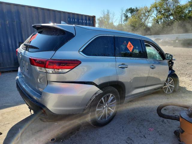 5TDJZRFH8JS895196 - 2018 TOYOTA HIGHLANDER SE ვერცხლისფერი ფოტო 3