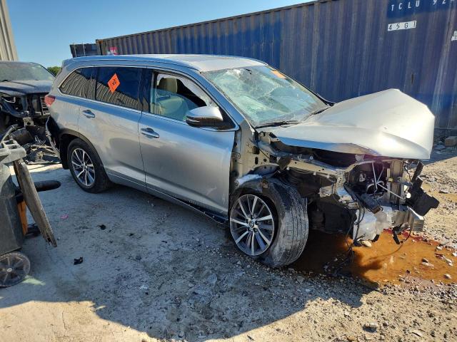 5TDJZRFH8JS895196 - 2018 TOYOTA HIGHLANDER SE ვერცხლისფერი ფოტო 4