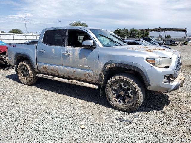 3TMAZ5CN4JM071439 - 2018 TOYOTA TACOMA DOUBLE CAB Silber Foto 4