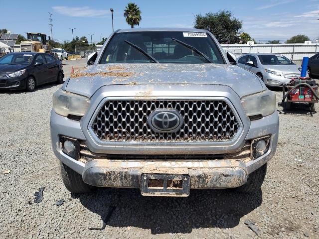 3TMAZ5CN4JM071439 - 2018 TOYOTA TACOMA DOUBLE CAB Silber Foto 5