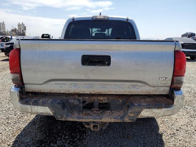 3TMAZ5CN4JM071439 - 2018 TOYOTA TACOMA DOUBLE CAB Silber Foto 6