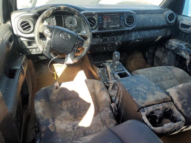 3TMAZ5CN4JM071439 - 2018 TOYOTA TACOMA DOUBLE CAB Silber Foto 8