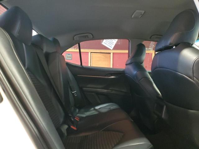 4T1B11HK5JU136700 - 2018 TOYOTA CAMRY L WHITE photo 10