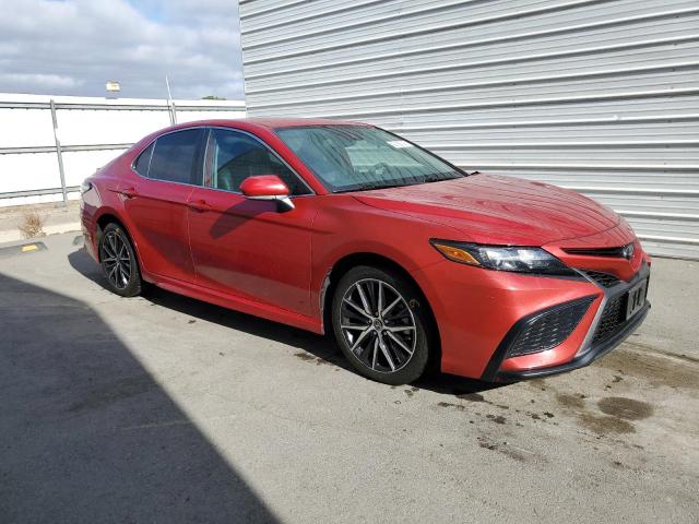 4T1T11AK0PU133789 - 2023 TOYOTA CAMRY SE NIGHT SHADE RED photo 4