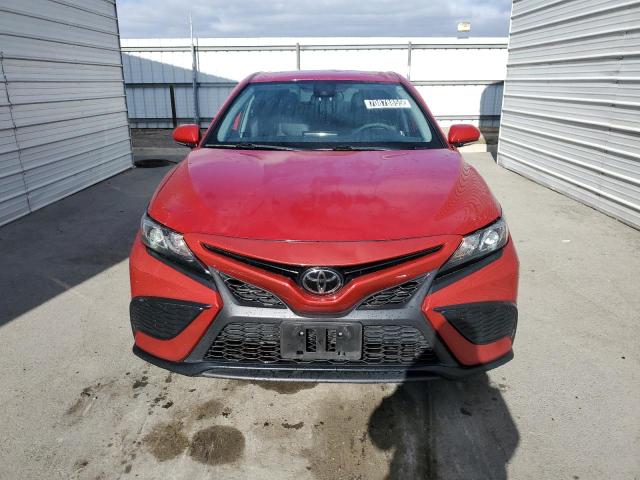 4T1T11AK0PU133789 - 2023 TOYOTA CAMRY SE NIGHT SHADE RED photo 5