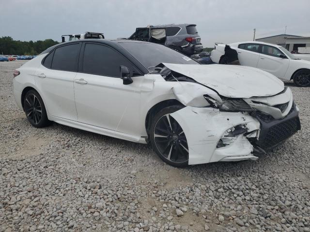 4T1BZ1HK4KU021807 - 2019 TOYOTA CAMRY XSE Weiß Foto 4