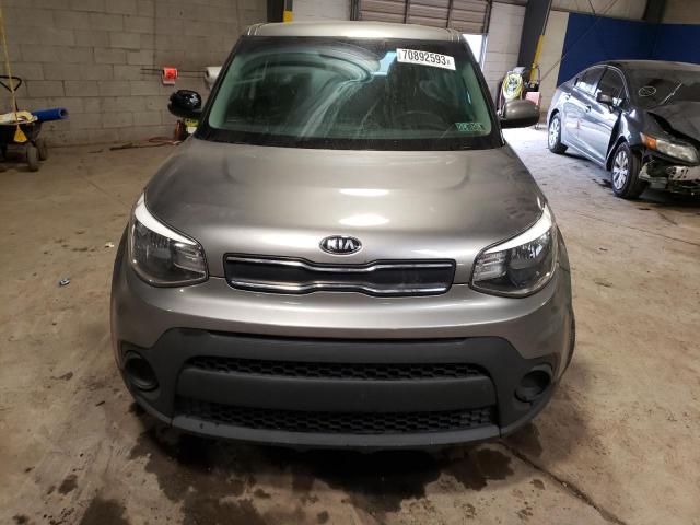 KNDJN2A24H7462954 - 2017 KIA SOUL GRAY photo 5