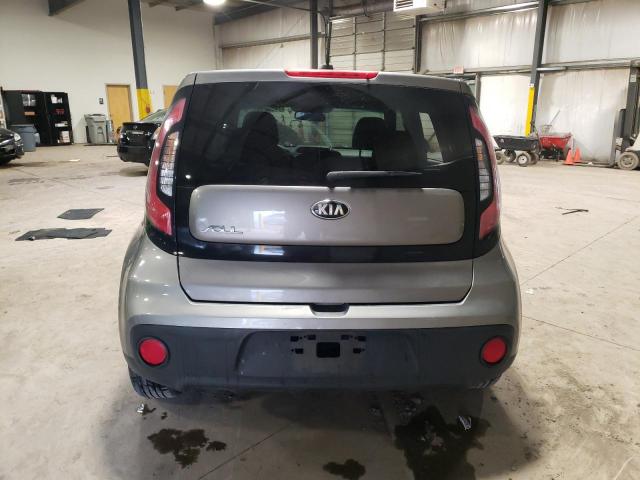 KNDJN2A24H7462954 - 2017 KIA SOUL GRAY photo 6