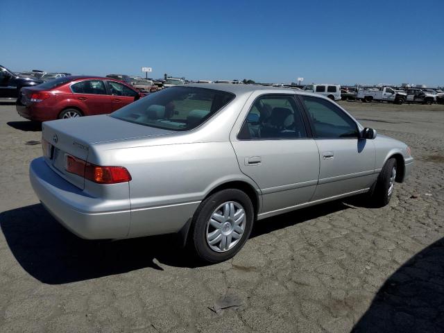 JT2BG22K8Y0502628 - 2000 TOYOTA CAMRY CE SILVER photo 3