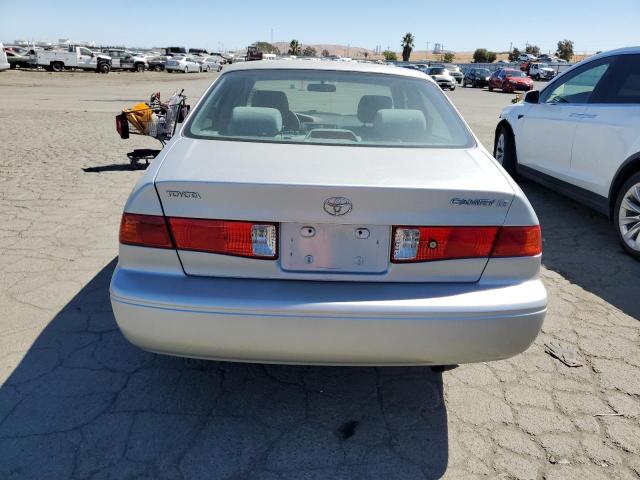 JT2BG22K8Y0502628 - 2000 TOYOTA CAMRY CE SILVER photo 6