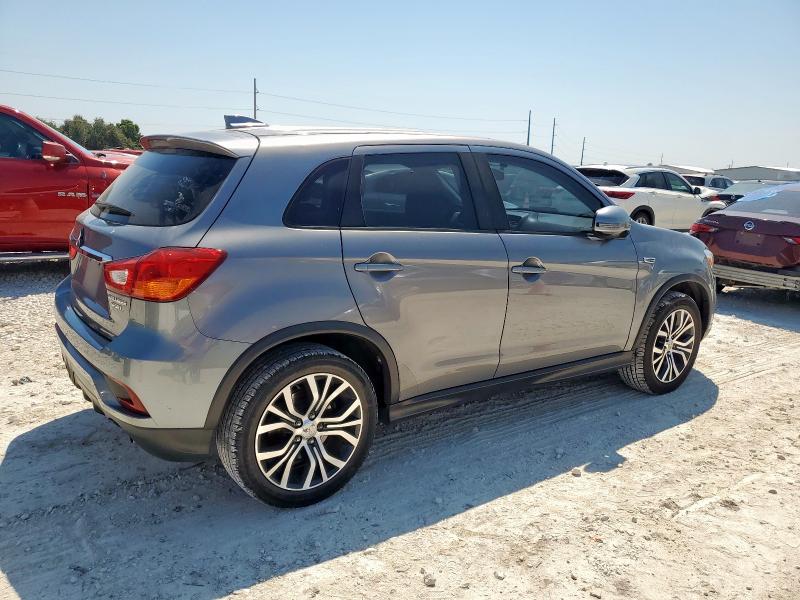 JA4AP3AU6JU011124 - 2018 MITSUBISHI OUTLANDER ES رمادي صورة 3