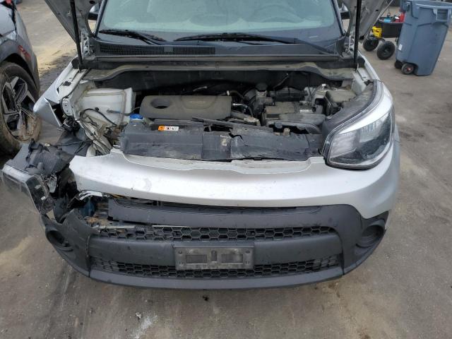 KNDJN2A23J7575655 - 2018 KIA SOUL SILVER photo 11