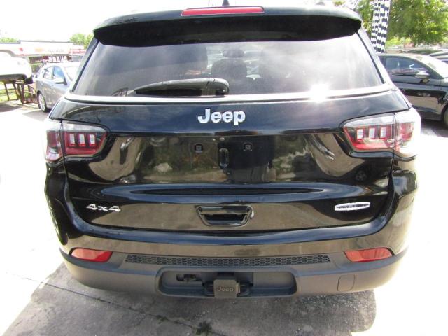 3C4NJDBB5JT1473XX - 2018 JEEP COMPASS LATITUDE Czarny zdjęcie 3