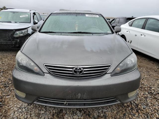 4T1BF30K65U599279 - 2005 TOYOTA CAMRY LE GRAY photo 5