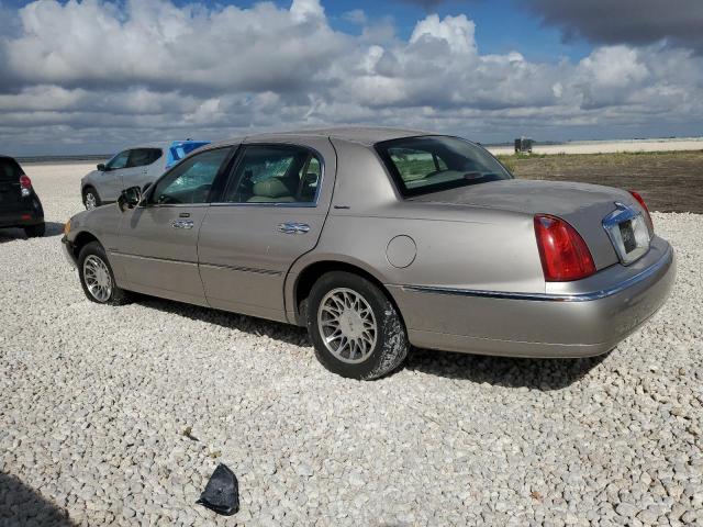 1LNHM82W61Y630174 - 2001 LINCOLN TOWN CAR SIGNATURE GOLD photo 2