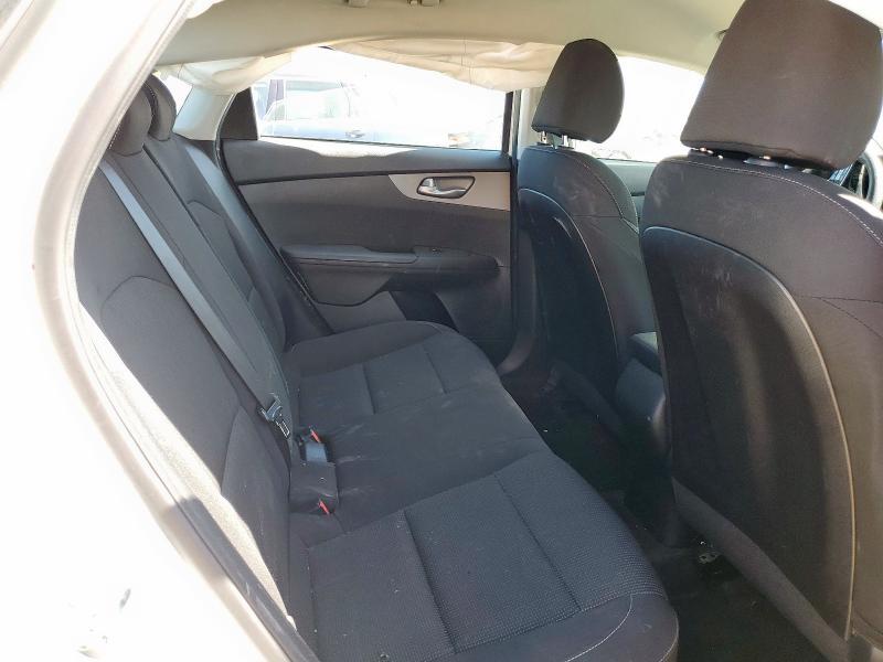 3KPF24AD6ME297771 - 2021 KIA FORTE FE WHITE photo 10