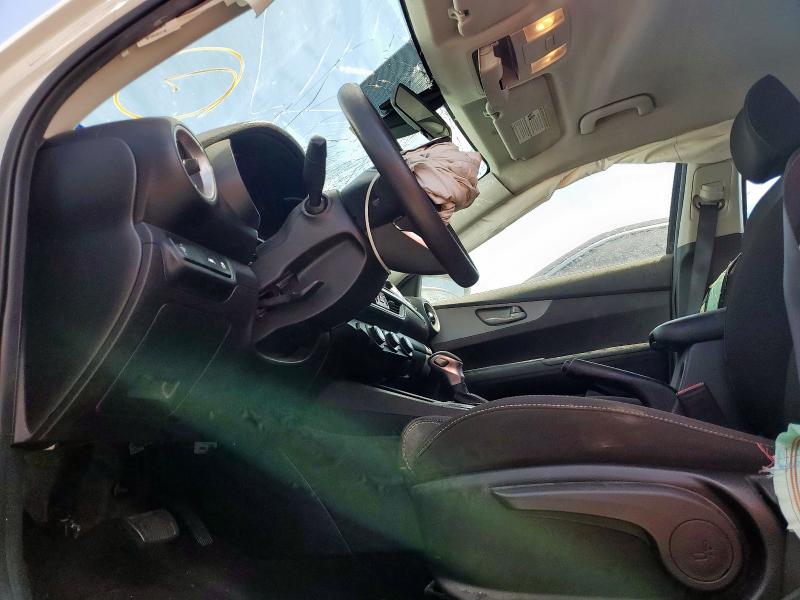 3KPF24AD6ME297771 - 2021 KIA FORTE FE WHITE photo 7