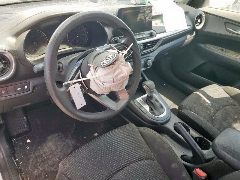 3KPF24AD6ME297771 - 2021 KIA FORTE FE WHITE photo 8