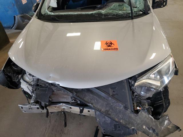 2T3BFREV0HW567977 - 2017 TOYOTA RAV4 LE 银色 照片 12