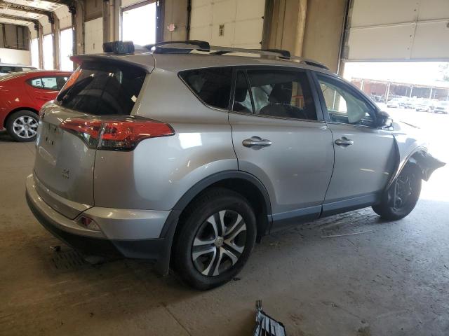 2T3BFREV0HW567977 - 2017 TOYOTA RAV4 LE 银色 照片 3