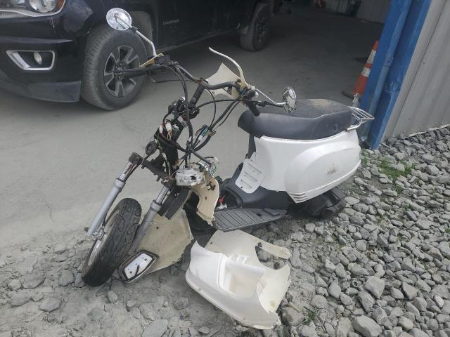 LFFWKT418C1000162 - 2012 KYMCO USA INC AGILITY 50 WHITE photo 2