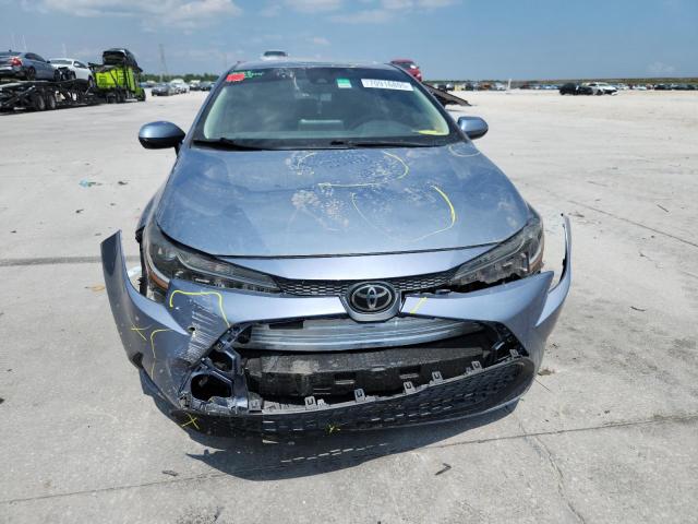 5YFEPRAE2LP112812 - 2020 TOYOTA COROLLA LE Blau Foto 5