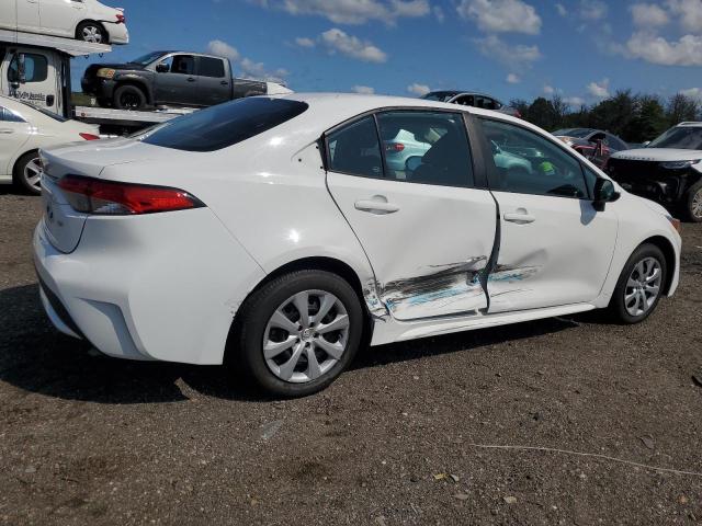 5YFEPMAE8NP319467 - 2022 TOYOTA COROLLA LE WHITE photo 3