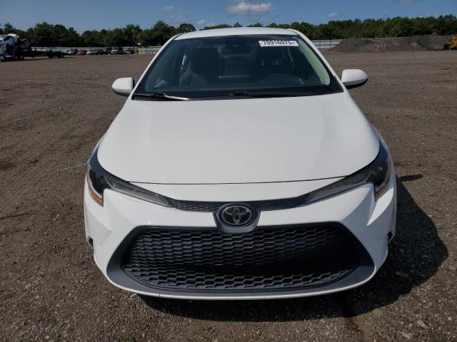 5YFEPMAE8NP319467 - 2022 TOYOTA COROLLA LE WHITE photo 5