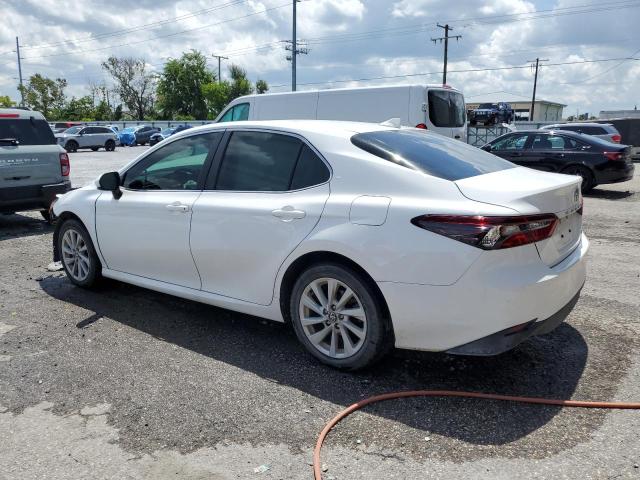 4T1C11AK6NU067262 - 2022 TOYOTA CAMRY LE WHITE photo 2