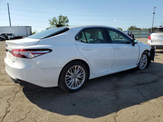 4T1B11HK7JU039031 - 2018 TOYOTA CAMRY L WHITE photo 3