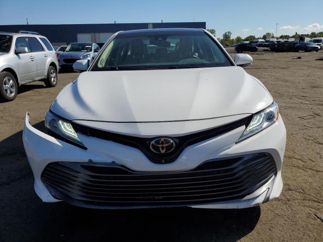 4T1B11HK7JU039031 - 2018 TOYOTA CAMRY L WHITE photo 5