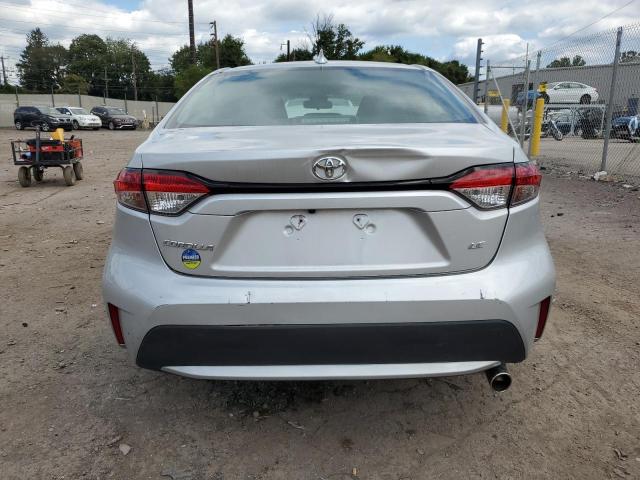 5YFEPMAE5NP275928 - 2022 TOYOTA COROLLA LE 银色 照片 6