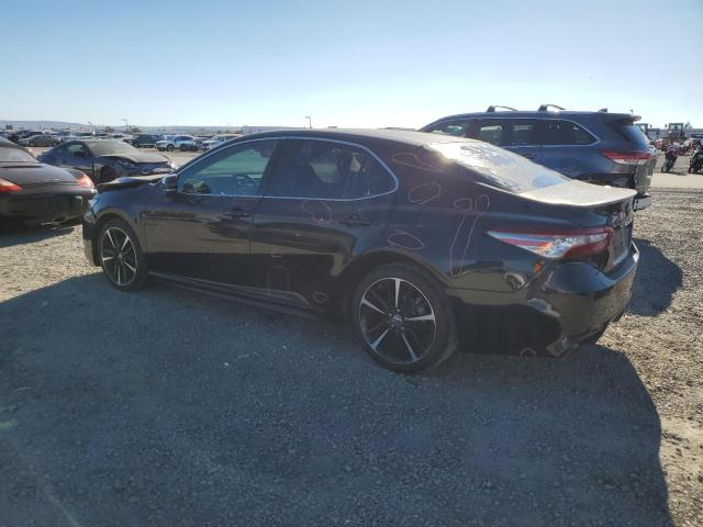 4T1B61HK0JU106473 - 2018 TOYOTA CAMRY XSE BLACK photo 2