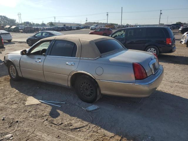 1LNHM82WX2Y637646 - 2002 LINCOLN TOWN CAR SIGNATURE 金色 照片 2