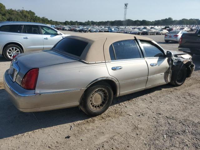 1LNHM82WX2Y637646 - 2002 LINCOLN TOWN CAR SIGNATURE 金色 照片 3