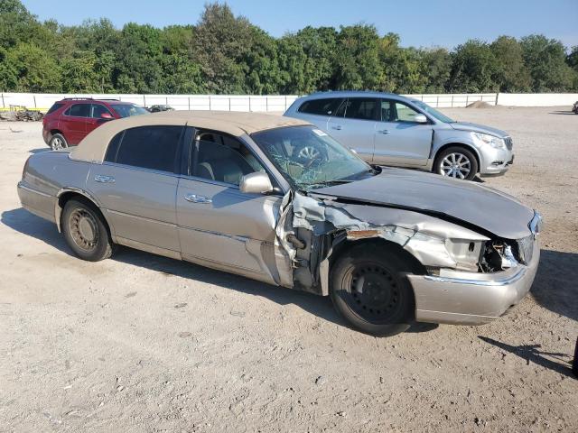 1LNHM82WX2Y637646 - 2002 LINCOLN TOWN CAR SIGNATURE 金色 照片 4