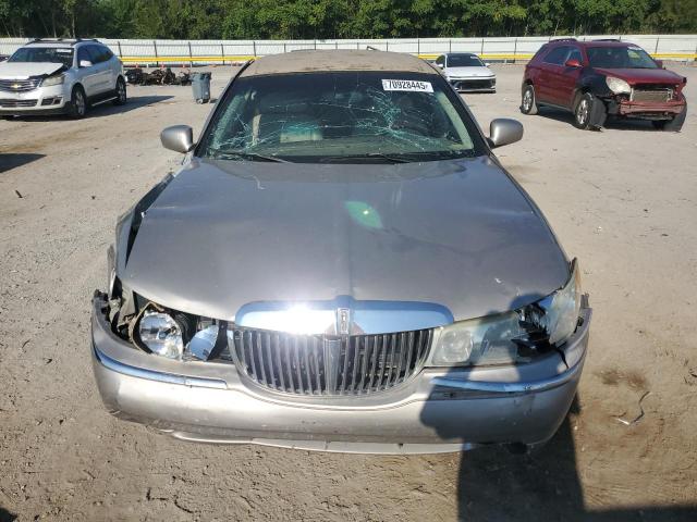 1LNHM82WX2Y637646 - 2002 LINCOLN TOWN CAR SIGNATURE 金色 照片 5